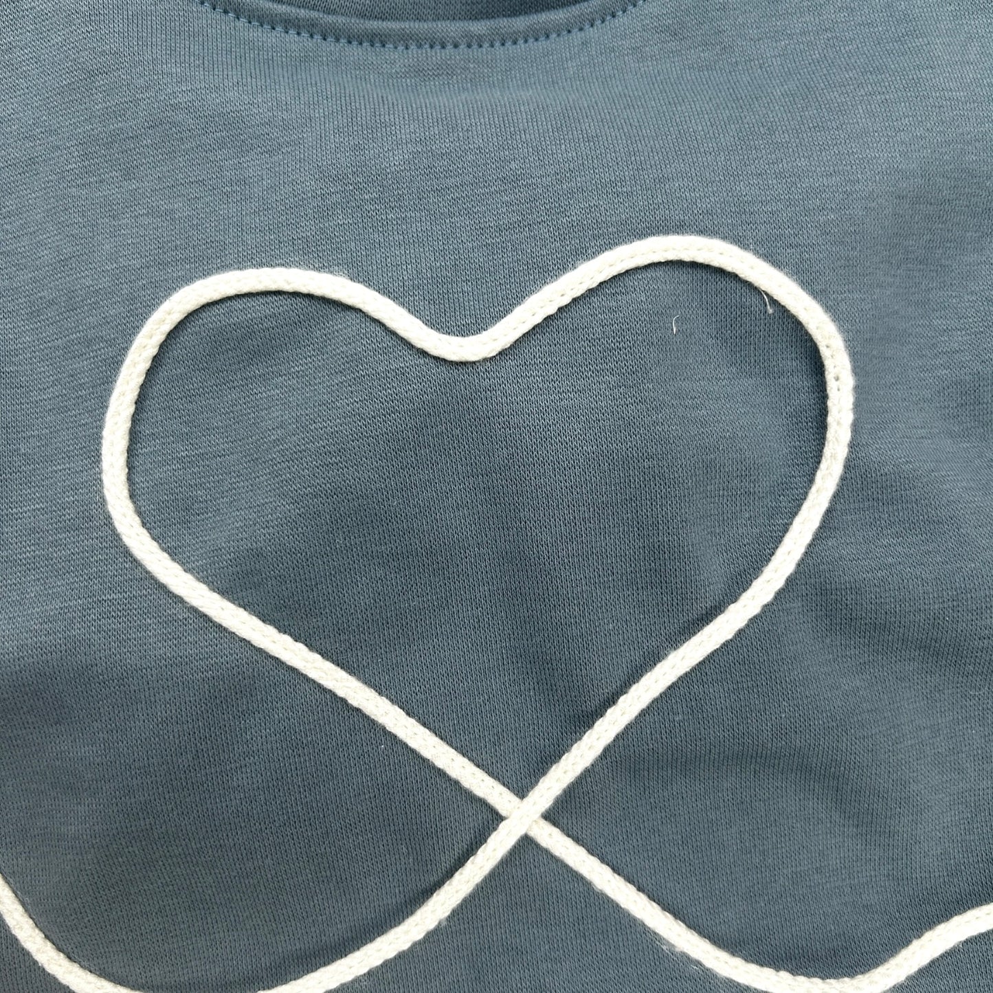 Shirt Rib 1 x 1 mit Kordelapplikation "Herz" taubenblau