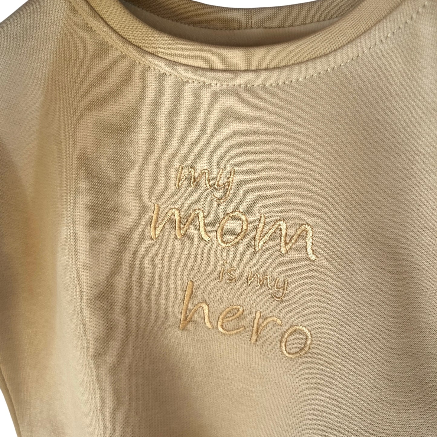 Sweat-Shirt French Terry „My mom is my hero“